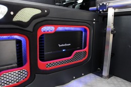 パワーアンプのインストールにもひと工夫込められている。アンプを覆うように設置されるボードはパンチング素材を効果的に用いる。 パワーアンプのインストールにもひと工夫込められている。アンプを覆うように設置されるボードはパンチング素材を効果的に用いる。