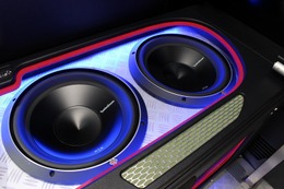 ボックス上面にはサブウーファーをインストール。低音の迫力はもちろん、振動板を見せることでインパクトも狙っている。 ボックス上面にはサブウーファーをインストール。低音の迫力はもちろん、振動板を見せることでインパクトも狙っている。
