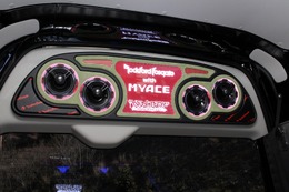 リアエンドのシーリング側にはこのようにリアスピーカーをインストール。コアキシャル×2セットで厚みのあるサウンドを再現。 リアエンドのシーリング側にはこのようにリアスピーカーをインストール。コアキシャル×2セットで厚みのあるサウンドを再現。