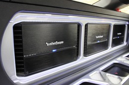 3台のパワーアンプを横一列に並べるレイアウトが見どころ。ロックフォード・パンチシリーズのブラックパネルも周囲とマッチする。 3台のパワーアンプを横一列に並べるレイアウトが見どころ。ロックフォード・パンチシリーズのブラックパネルも周囲とマッチする。