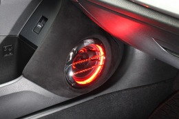 フロントスピカーにはロックフォードのT152-S.JPをチョイス。オーナー希望の赤のイルミがここにも使われて統一感を引き出す。 フロントスピカーにはロックフォードのT152-S.JPをチョイス。オーナー希望の赤のイルミがここにも使われて統一感を引き出す。