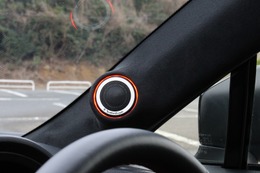 Aピラーにビルトインされているトゥイーター。運転中に目障りにならないようにシンプルなデザインで仕上げられているのが特徴。 Aピラーにビルトインされているトゥイーター。運転中に目障りにならないようにシンプルなデザインで仕上げられているのが特徴。