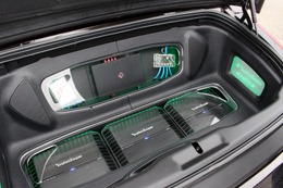 フロアやウォールを巧みに使ってカスタムインストレーションを施したトランクルーム。ユニットをすべて見せるレイアウトも見事。 フロアやウォールを巧みに使ってカスタムインストレーションを施したトランクルーム。ユニットをすべて見せるレイアウトも見事。