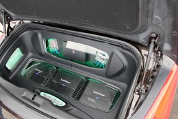 カーボンやブラックレザーを使って、落ち着いたムードを作る。大人のカスタムを標榜するだけに、狙い通りの仕上がりとなった。 カーボンやブラックレザーを使って、落ち着いたムードを作る。大人のカスタムを標榜するだけに、狙い通りの仕上がりとなった。