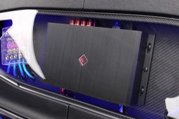 3SIXTY.3の本体をビルトインする前面のウォール。パネルにカーボンを使い、間接照明でユニットを浮かび上がらせる手法も光る。 3SIXTY.3の本体をビルトインする前面のウォール。パネルにカーボンを使い、間接照明でユニットを浮かび上がらせる手法も光る。