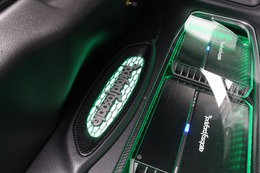 フロア面のもっとも手前にはロックフォードのロゴを施したデザインを投入。メッシュ素材やカーボンを使った手の込んだ処理だ。 フロア面のもっとも手前にはロックフォードのロゴを施したデザインを投入。メッシュ素材やカーボンを使った手の込んだ処理だ。