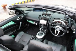 特にフロントステージには力を入れたというZ。フロント3ウェイをシンプルに取り付けて、ここでも大人のムードを醸し出す。 特にフロントステージには力を入れたというZ。フロント3ウェイをシンプルに取り付けて、ここでも大人のムードを醸し出す。