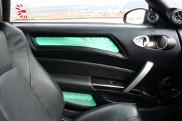 イルミの効果は絶大。車内側から見てもこの通り、各イルミが効果的にアピールするレイアウトとしている。 イルミの効果は絶大。車内側から見てもこの通り、各イルミが効果的にアピールするレイアウトとしている。