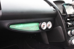 エアサスのレベルゲージをインストールするパネルもワンオフ。しっかりイルミ処理を加えたカスタムでアピール度満点。 エアサスのレベルゲージをインストールするパネルもワンオフ。しっかりイルミ処理を加えたカスタムでアピール度満点。