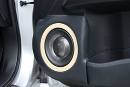 スピーカーグリル部分にはアイボリー系の人工スエードを使ったドレスアップを施す。車内デザインの統一感に大きく影響している。 スピーカーグリル部分にはアイボリー系の人工スエードを使ったドレスアップを施す。車内デザインの統一感に大きく影響している。