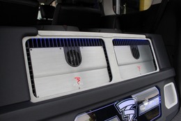 2台のパワーアンプがデザイン上のアイコン。アンプ周囲のグレー処理や、ベースになるブラックレザーとのコンビが美しい。 2台のパワーアンプがデザイン上のアイコン。アンプ周囲のグレー処理や、ベースになるブラックレザーとのコンビが美しい。