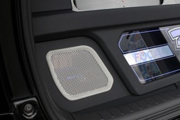 オーディオボード下部に設置したエアサスユニットなどのメンテナンスに使える、開閉式のグリルも設けられている。 オーディオボード下部に設置したエアサスユニットなどのメンテナンスに使える、開閉式のグリルも設けられている。