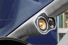 ピラーの造形も見どころ。スピーカーに合わせた形状だけではなく、車体イメージに合わせてエッジを立てたフォルムが個性的。 ピラーの造形も見どころ。スピーカーに合わせた形状だけではなく、車体イメージに合わせてエッジを立てたフォルムが個性的。