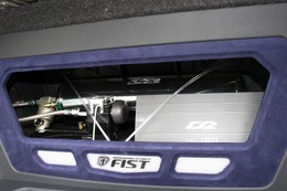 エアサスユニットをショーアップするトランク前面パネル。グリル部はフロア同様の人工スエードで処理し、内部にはイルミも配置。