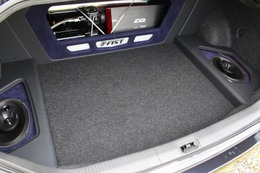 普段使いするクルマなので荷室をスポイルしたくないというオーナーの思いをクリア。ユニットを気にせず荷物を積み込める。 普段使いするクルマなので荷室をスポイルしたくないというオーナーの思いをクリア。ユニットを気にせず荷物を積み込める。