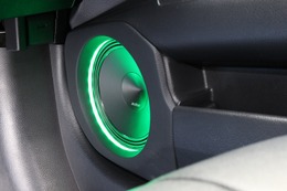 スピーカーの周囲にアクリルを配してグリーンのイルミを光らせる手法。トランクルームとのイメージの統一感も出す。 スピーカーの周囲にアクリルを配してグリーンのイルミを光らせる手法。トランクルームとのイメージの統一感も出す。
