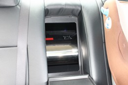 トランクスルーからはエアサスユニットがのぞく。トランクルームのサブウーファーからの低音をキャビンに効果的に導入している。 トランクスルーからはエアサスユニットがのぞく。トランクルームのサブウーファーからの低音をキャビンに効果的に導入している。