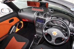 オレンジで統一されたコクピットまわり。ストックのイメージをそっくり踏襲してトータルコーディネートする。 オレンジで統一されたコクピットまわり。ストックのイメージをそっくり踏襲してトータルコーディネートする。