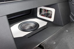 車室内から見たサブウーファー。形状からも車内に広がる低音が感じられるインストールスタイルだ。手前はバスレフポート。 車室内から見たサブウーファー。形状からも車内に広がる低音が感じられるインストールスタイルだ。手前はバスレフポート。