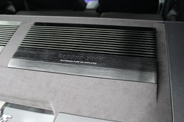 ラゲッジの上段に設置されるパワーアンプ。ボードにビルトインする形状で周囲とツライチでデザインされているのがわかる。 ラゲッジの上段に設置されるパワーアンプ。ボードにビルトインする形状で周囲とツライチでデザインされているのがわかる。