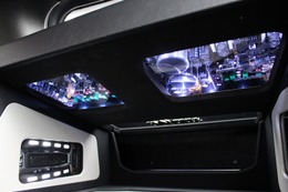 パワーアンプの裏側はアクリルを使ったシースルー構造。ボードの裏側も抜いて車内側から見るとこのような状態になっている。 パワーアンプの裏側はアクリルを使ったシースルー構造。ボードの裏側も抜いて車内側から見るとこのような状態になっている。