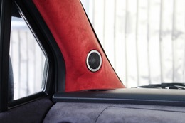 Aピラーも赤の人工スエードを使って張り替え処理を施す。インテリアは赤と黒をテーマカラーに隅々まで統一されている。 Aピラーも赤の人工スエードを使って張り替え処理を施す。インテリアは赤と黒をテーマカラーに隅々まで統一されている。