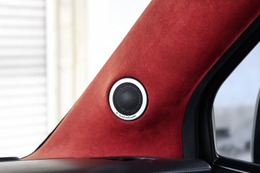 真っ赤なピラーにシルバーに輝くロックフォードT1のトゥイーターがアピール度満点。シンプル形状だが魅せる効果が高い手法。