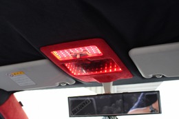 LEDの加工も多くをハンドメイドでこなす。ルームミラー部分にもLEDを使った加工を施し、コクピットのカスタム度を高めた。