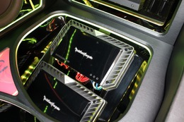 パワーアンプはフロアに設置。しかしフラットには設置せず、スラントさせてレイアウトすることでフロアの深さを感じさせている。 パワーアンプはフロアに設置。しかしフラットには設置せず、スラントさせてレイアウトすることでフロアの深さを感じさせている。
