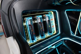 左サイドウォールにはキャパシターなどをビルトイン。ここでもLEDとファイバー処理の融合が決まっている。 左サイドウォールにはキャパシターなどをビルトイン。ここでもLEDとファイバー処理の融合が決まっている。