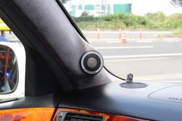 Aピラーへのトゥイーターのインストールはシンプルそのもの。コクピットの上質なイメージを崩すことなく音質を追求した。 Aピラーへのトゥイーターのインストールはシンプルそのもの。コクピットの上質なイメージを崩すことなく音質を追求した。