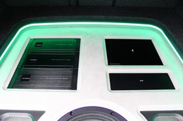 ラゲッジ奥はパワーアンプ、プロセッサーを整然とインストールするスペース。左右対称のこだわったデザインセンスもさすがだ。 ラゲッジ奥はパワーアンプ、プロセッサーを整然とインストールするスペース。左右対称のこだわったデザインセンスもさすがだ。