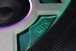 サブウーファーの周囲に設置したパンチング処理のグリルに加え、アクリルとLEDによる間接照明を使ったイルミも美しい。 サブウーファーの周囲に設置したパンチング処理のグリルに加え、アクリルとLEDによる間接照明を使ったイルミも美しい。