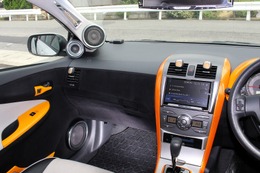 黒、グレー、オレンジのイメージカラーでまとめられたコクピット。Aピラーにセットされるハーモテックのミッドレンジが存在感満点。 黒、グレー、オレンジのイメージカラーでまとめられたコクピット。Aピラーにセットされるハーモテックのミッドレンジが存在感満点。