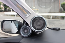 ドアミラー裏のトゥイーターとのコンビネーションも美しいピラーまわりの2ウェイ。Aピラーのデザイン処理も手が込んでいる。 ドアミラー裏のトゥイーターとのコンビネーションも美しいピラーまわりの2ウェイ。Aピラーのデザイン処理も手が込んでいる。
