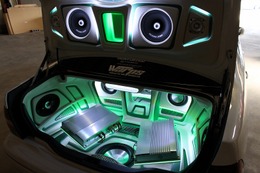 ハッチ側には外向きの中高域スピーカーをインストール。デザイン的な統一感&バランスの良いサウンドを生み出すキーワードだ。 ハッチ側には外向きの中高域スピーカーをインストール。デザイン的な統一感&バランスの良いサウンドを生み出すキーワードだ。