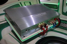 グラウンドゼロのパワーアンプは、マウント部分にアクリル&LEDを使ったカスタムショりを施してショーアップ効果を高める。 グラウンドゼロのパワーアンプは、マウント部分にアクリル&LEDを使ったカスタムショりを施してショーアップ効果を高める。