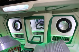 トランク前方のウォールには6.5インチウーファーをインストール。車内向けのサブウーファーのマグネット面を見せる処理も美しい。 トランク前方のウォールには6.5インチウーファーをインストール。車内向けのサブウーファーのマグネット面を見せる処理も美しい。