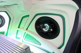 サイドウォールにはコアキシャルスピーカーをインストール。パンチング素材やグリーン&ホワイトのレザーをコンビで使う。 サイドウォールにはコアキシャルスピーカーをインストール。パンチング素材やグリーン&ホワイトのレザーをコンビで使う。