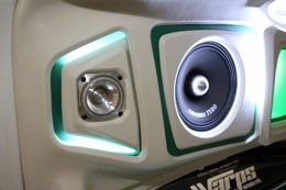両サイドにはバレットトゥイーターをビルトイン。周囲のパネルも凝ったデザインが施され、カスタムのクオリティを一層高めている。 両サイドにはバレットトゥイーターをビルトイン。周囲のパネルも凝ったデザインが施され、カスタムのクオリティを一層高めている。