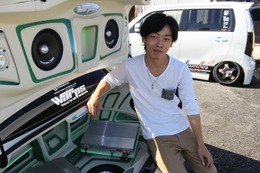 思い通りのデザイン&サウンドを愛車に施したオーナーのキヨチャンさん。ハッチ&トランク周辺のデザインが特にお気に入りだ。 思い通りのデザイン&サウンドを愛車に施したオーナーのキヨチャンさん。ハッチ&トランク周辺のデザインが特にお気に入りだ。