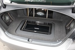 実用性も考えつつ、多くのユニットをシンプルに詰め込んだトランクルーム。電動ワザも込めた手に込んだインストールが施される。 実用性も考えつつ、多くのユニットをシンプルに詰め込んだトランクルーム。電動ワザも込めた手に込んだインストールが施される。