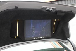トランクリッドを開けると内側には大型モニターがインストールされている。サウドに加えて映像でも外向きアピールを実施する。 トランクリッドを開けると内側には大型モニターがインストールされている。サウドに加えて映像でも外向きアピールを実施する。