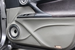 ドアパネル下部にはXの文字をかたどったデザインが施されている。バッフルやドアハンドルとのバランスも計算された造形とする。 ドアパネル下部にはXの文字をかたどったデザインが施されている。バッフルやドアハンドルとのバランスも計算された造形とする。