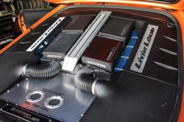キッカーのパワーアンプを中心としたラゲッジのオーディオインストールはミッドシップエンジンを模したデザインで仕上げられる。 キッカーのパワーアンプを中心としたラゲッジのオーディオインストールはミッドシップエンジンを模したデザインで仕上げられる。