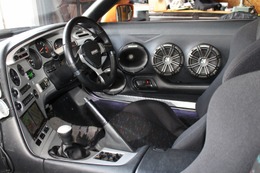 大きなドアをめいっぱいに使ったキッカー・マリンのデュアル・インストール。4つのユニットを凝縮するデザインが見どころだ。 大きなドアをめいっぱいに使ったキッカー・マリンのデュアル・インストール。4つのユニットを凝縮するデザインが見どころだ。