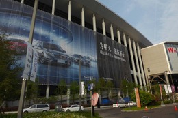【上海モーターショー2017】明日の開催を控え、会場設営は急ピッチ…ベールに包まれたクルマが続々搬入 画像