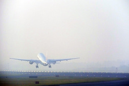 減らない航空機へのレーザー光照射 画像