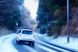 「タイヤチェーンを装着していない車両通行止め」規制標識を設定 画像