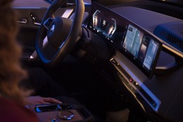 BMW「iDrive」、8世代目を発表…27インチの大型ディスプレイ採用 画像